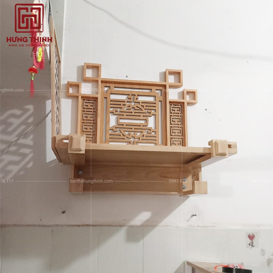 Mẫu bàn thờ treo tường HT-067 với kích thước lỗ ban phòng thủy 48x81 mang ý nghĩa Tài Lộc