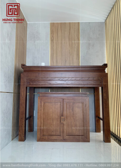 Bàn thờ được kế mang phong cách hiện đại sang trọng, dễ dàng sử dụng khi có thêm phần tủ nhỏ đặt mâm cỗ mỗi khi ngày lễ, ngày tết