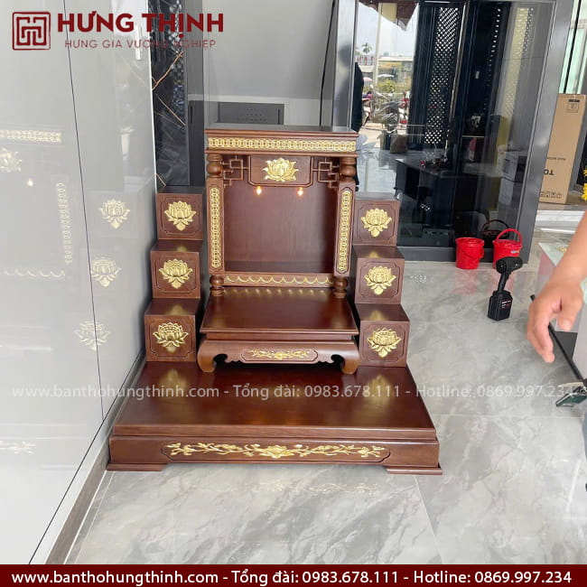Bàn thờ Ông Địa có tam cấp bục đế đẹp HT-1051 8 Bàn thờ Thần Tài Ông Địa màu nâu hợp với gia chủ mệnh Hỏa, Mệnh Thổ